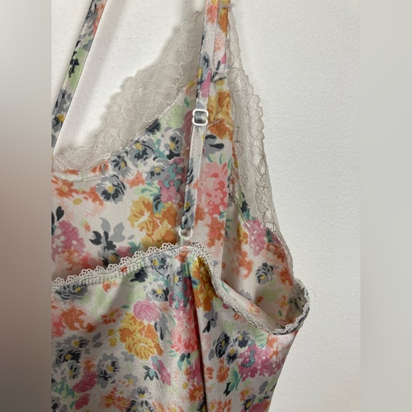 VS Silky Slip Floral - Picture 7 of 7
